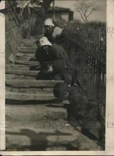 1924 Press Photo 4 Boys & Beggar Women in Steps of Temple in Japan picture