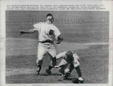 1959 Press Photo Detroit Tigers first baseman Larry Osborne A's Don Heffner picture