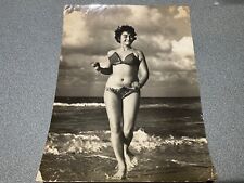 1950.S ORIGINAL PHOTO 7X9.5  BEAUTIFUL YOUNG WOMAN CURLY HAIR IN BIKINI AT BEACH picture