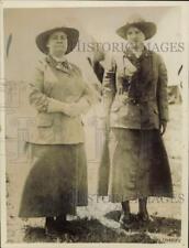 1916 Press Photo Elizabeth Elliott Poe and Vella Poe Wilson, soldiers near D.C. picture