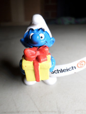 Smurf with Yellow Present Schleich Peyo 2004 new with tag picture