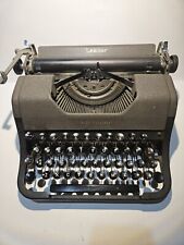 Vintage Underwood Leader portable typewriter (1950s) - Works Great picture
