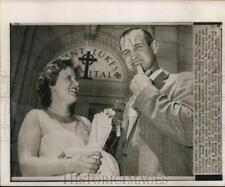 1958 Press Photo Bob Cerv shows his wired-shut teeth at Kansas City hospital. picture