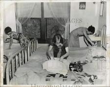 1939 Press Photo Faith Mission children learn to make their beds. - lry01205 picture