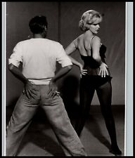 Hollywood LEGEND MARILYN MONROE LEGGY CHEESECAKE ALLURING POSE 1960s Photo 593 picture