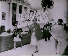 LG862 1972 Wire Photo PICKET FOR JUAN CORONA Solano County Courthouse California picture