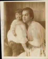 1919 Press Photo Mrs. Creed Boucher and child at Jamestown, Rhode Island cottage picture