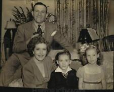 1942 Press Photo Gracie Allen at home with her family - hca83164 picture