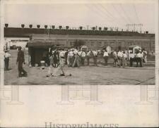 1949 Press Photo Alabama-Tennessee Coal, Iron & Railroad Company worker gathered picture