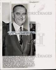 1960 Press Photo TX Senator Lyndon Johnson arrives for a meeting in DC picture