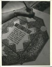 1987 Press Photo Darrie Schlesinger Drawing Illustration at Syracuse Home picture