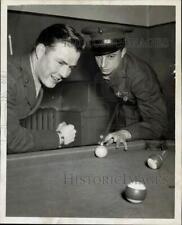 1943 Press Photo Marines Merle Little and Thomas Phillips shoot pool in Chicago picture