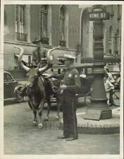 1937 Press Photo Policeman stops Monte Deger riding steer on Philadelphia street picture