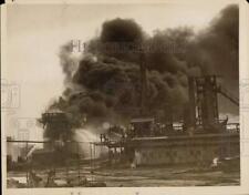 1926 Press Photo Workers fight raging fire at Beacon Oil Company in Everett, MA picture