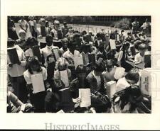 1984 Press Photo Wainright Elementary School Kids Watch Eclipse with Shoe Boxes picture