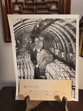 1948 Press Photo Us Airforce Flying From Frankfurt To Berlin With Bottles Of... picture