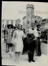 1969 Press Photo Queen Elizabeth II leads Prince Charles in Caernarvon, Wales picture