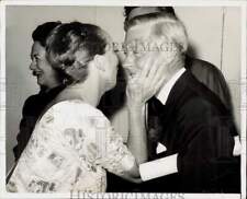 1963 Press Photo Actress Barbara Cook Kisses Duke of Windsor in New York picture