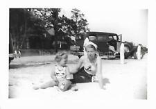 SMALL FOUND FAMILY PHOTOGRAPH  Original VINTAGE b + w  PHOTOGRAPHY  39 48 R picture