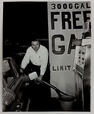 1973 North Cambridge MA Shell Station Free Gas Giveaway Pumping VTG Press Photo picture