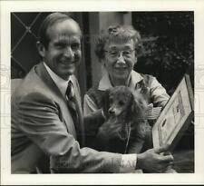 1975 Press Photo SPCA secretary Mrs. O. L. Scrivner with Pres. L. David Smyth picture