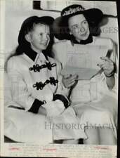1958 Press Photo Actress Margaret O'Brien and mother read film contract in CA. picture