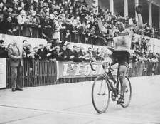 Italian cyclist Felice Gimondi throws up his arms in celebratio - 1966 Old Photo picture
