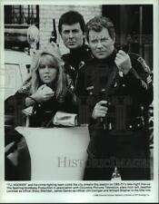 1985 Press Photo Actress Heather Locklear and others in T.J. Hooker