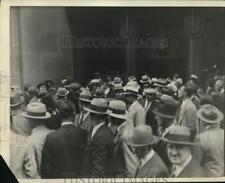 1929 Press Photo Crowd Watches Strikers of Penobscot Building in Detroit picture