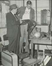 1956 Press Photo Charles Buxton, charged in TX robberies, with Detective Bennett picture