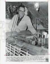 1973 Press Photo Fred A. Rantz displays his invention in Wilbur, Washington picture