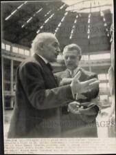 1946 Press Photo Arturo Toscanini and Antonio Ghiringelli speak in Milan, Italy picture