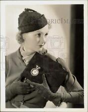 Press Photo Elizabeth Allan, British theater and film actress, shows watch bag. picture