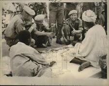 1964 Press Photo Off-Duty United Nations Troops & Souvenirs, Leopoldville, Congo picture