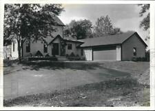 1990 Press Photo Remodeled House with an Addition in Brookfield, Wisconsin picture