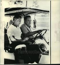 1971 Press Photo Spiro Agnew and Jackie Gleason in Golf Cart - noa12560 picture