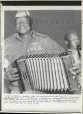1975 Press Photo Idi Amin plays accordion at diplomatic reception in Kamala. picture