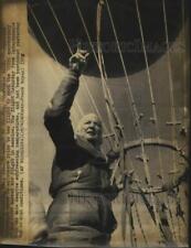 1975 Press Photo Balloonist Constance Wolf ready for flight over Philadelphia picture