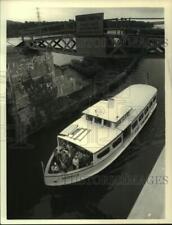 1986 Press Photo The riverboat Nightingale II sails into Lock 7 Niskayuna, NY picture