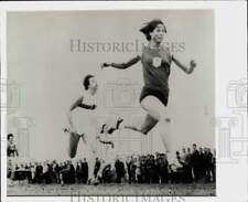 1970 Press Photo Chi Cheng crosses finish line at track and field meet in Vienna picture