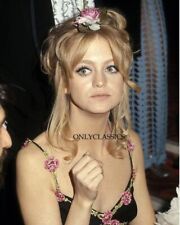 1971 Sexy Actress Goldie Hawn 8x10 Photo Pinup Cheesecake Hippie Girl Laugh-In picture