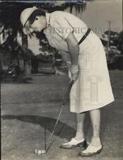 1940 Press Photo Mrs.Roger Wilson i the golf course. Trying to get a perfect swi picture