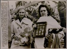 LG856 1971 Wire Photo GOLD STAR MOTHERS AT PROTEST Holding Medals Anti Vietnam picture