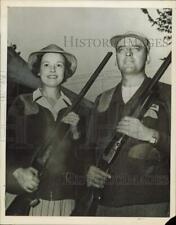 1945 Press Photo Trapshooting champions Mr. & Mrs. Wm. Issetts, Dayton, Ohio picture