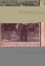 1974 Press Photo Japan's Emperor Hirohito feeds fish at the Imperial Palace Gard picture