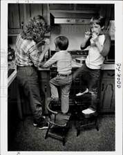 1985 Press Photo Mother and children cook dinner together - lra78642 picture