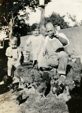 QM570 Original Vintage Photo FEEDING CHICKENS LAUREL LEAF BRAND BUCKET c 1930's picture