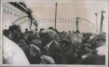 1938 Press Photo Passengers from the damage Cunar White Star Liner Ascania picture