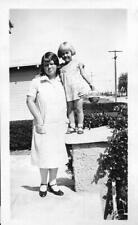 Found PHOTOGRAPH bw BLACK AND WHITE Original FAMILY Snapshot VINTAGE 05 26 U picture