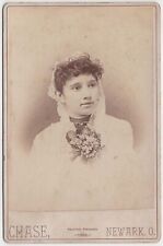 1889 CABINET CARD G.W. CHASE GORGEOUS YOUNG LADY IN WHITE DRESS NEWARK OHIO picture